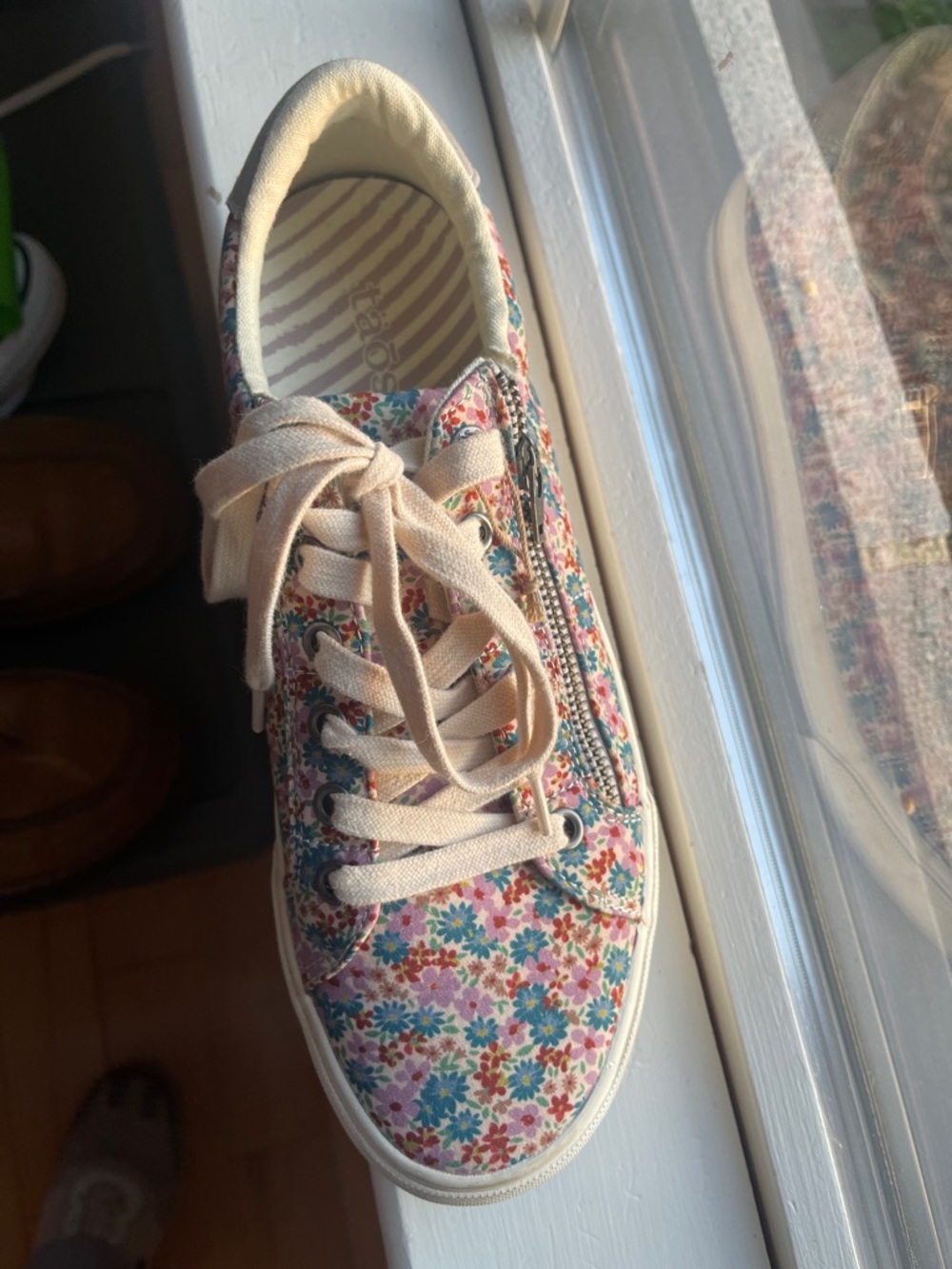 Taos floral sneaker size 8.5 - Picture 8 of 8